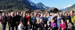 Gruppenfoto vor herrlichem Panorama des Berner Oberlandes